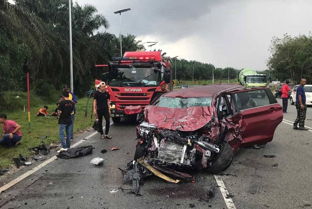 Keadaan kenderaan yang terlibat kemalangan di Jalan Mawai, Batu 31/2, Kota Tinggi pada Selasa. - Foto Bomba