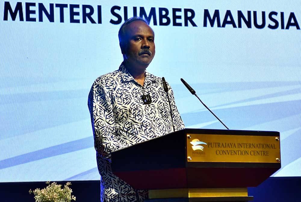 V. Sivakumar menyampaikan ucapan pada Perhimpunan Kesatuan Pekerja Peringkat Kebangsaan 2023 di Pusat Konvensyen Antarabangsa Putrajaya (PICC) hari ini. - Foto Bernama