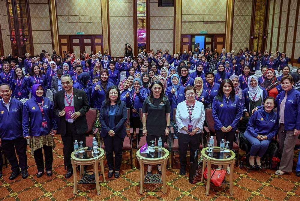 Hannah (tengah) bersama peserta yang menyertai Persidangan Wanita Dalam Sukan ASEAN 2023 di Subang Jaya, Selangor pada Selasa. - Foto Bernama