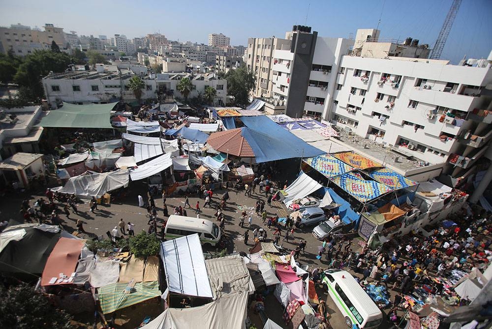 Kawasan pekarangan al-Shifa yang menjadi tempat berlindung ribuan penduduk Gaza yang hilang tempat tinggal. - Foto: AFP