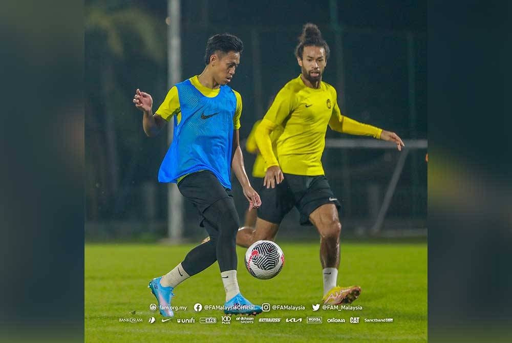 Syahmi (kiri) bertekad untuk merebut tempat dalam kesebelasan utama skuad Harimau Malaya. - Foto Facebook FAM