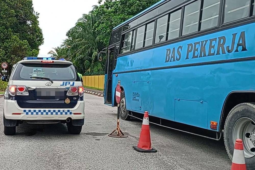 Bas berkenaan disita dan pemandu terbabit dikenakan kompaun selain majikannya turut diambil tindakan kerana membenarkan pemandu memandu tanpa lesen. - Gambar hiasan