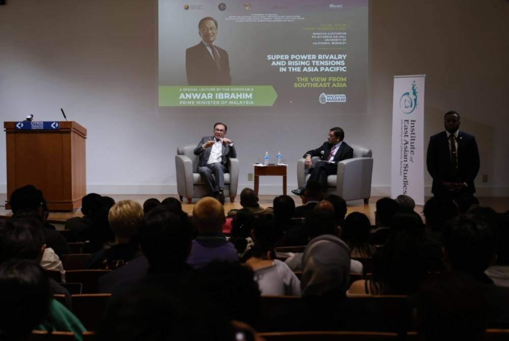 Anwar berucap dalam program syarahan &#039;Super Power Rivalry and Rising Tensions in the Asia Pacific” di University of California. - Foto Bernama.