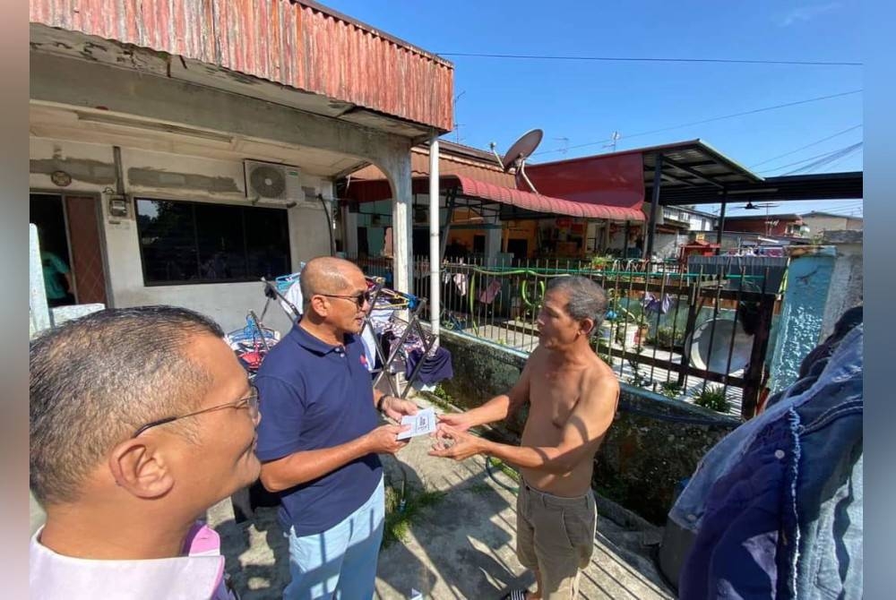 Abdul Halim menyampaikan sumbangan kepada penduduk di kawasan Tebrau, Johor Bahru yang menjadi mangsa kejadian tanah runtuh dalam kejadian baru-baru ini.