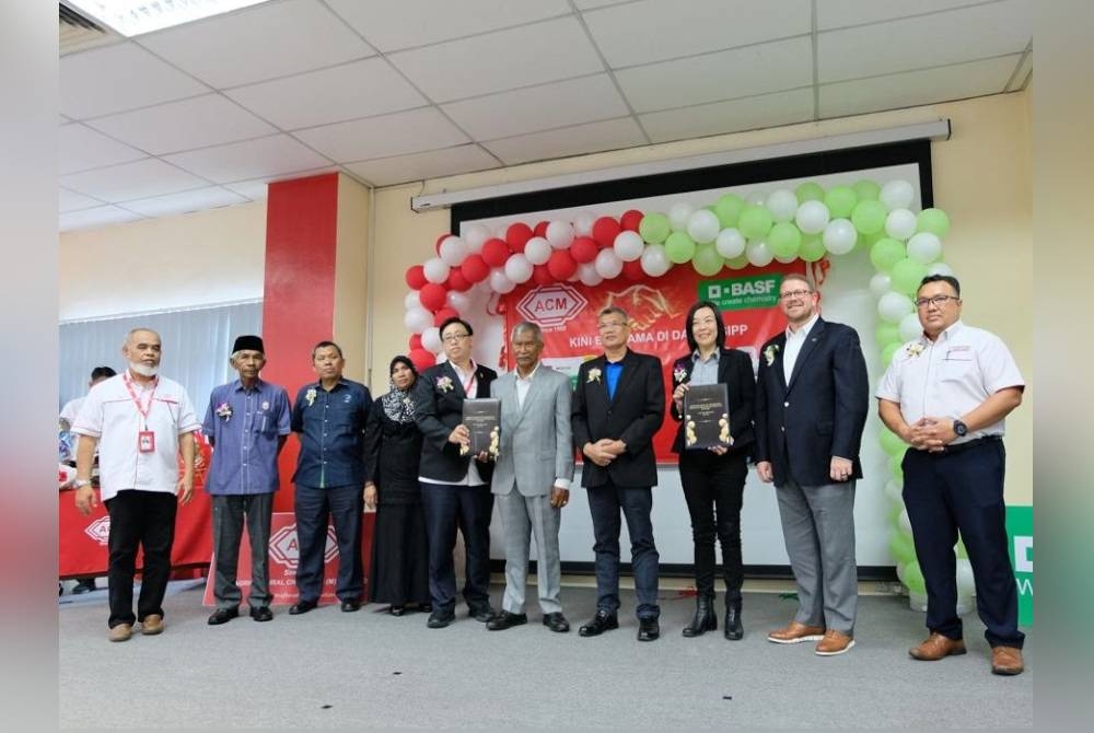 Cheong (lima dari kiri), Ismail (enam dari kiri) dan Lim (tiga dari kanan) bersama tetamu yang hadir dalam majlis tersebut yang diadakan di Pulau Pinang pada Selasa.