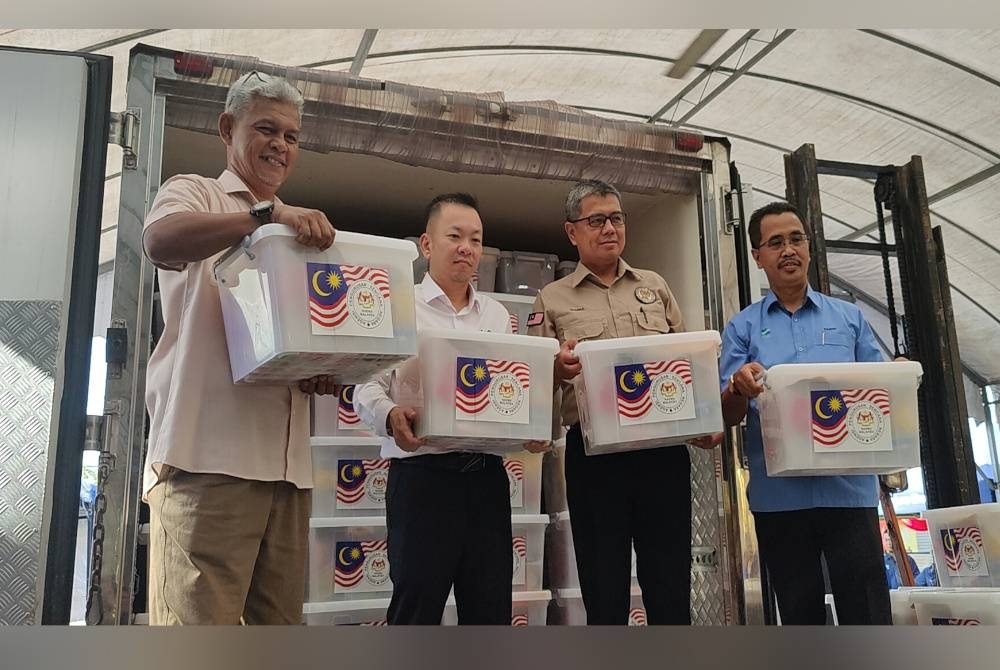 Foong Hin (dua dari kiri) semasa Majlis Pelepasan Pengedaran Kit Makanan MTL di Pusat Memproses Makanan FAMA Kuala Selangor di Tanjong Karang pada Rabu.