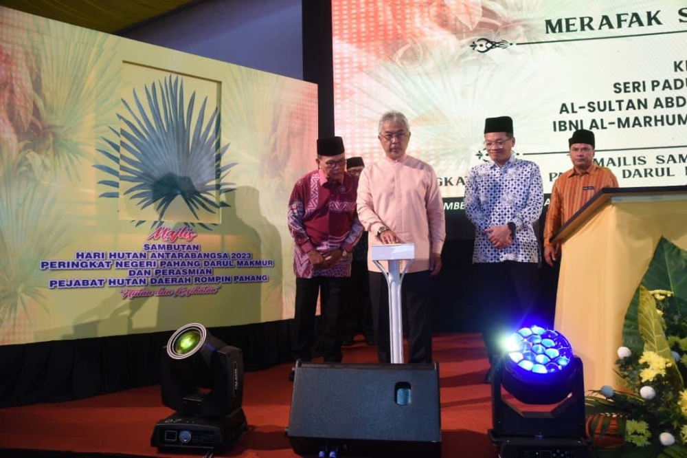 Al-Sultan Abdullah menyempurnakan gimik perasmian sambutan Hari Hutan Antarabangsa Peringkat Negeri Pahang dan perasmian Pejabat Hutan Daerah Rompin di Rompin pada Rabu.