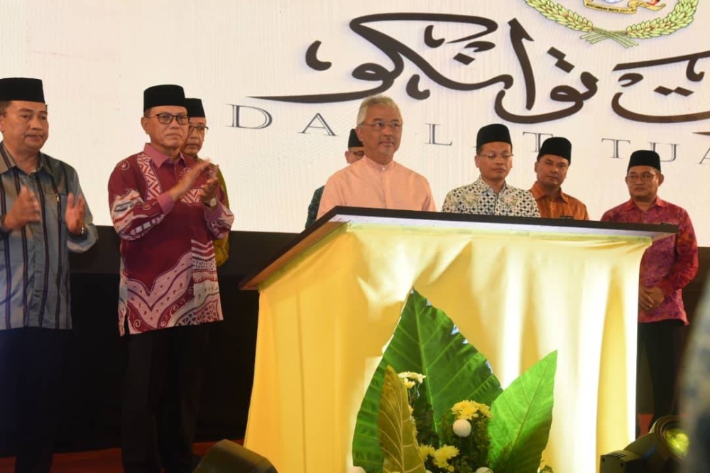 Nik Nazmi (tiga dari kanan) ketika mengiringi Al-Sultan Abdullah menyempurnakan Perasmian Sambutan Hari Hutan Antarabangsa Peringlat Negeri Pahang dan Perasmian Pejabat Hutan Daerah Rompin pada Rabu. 