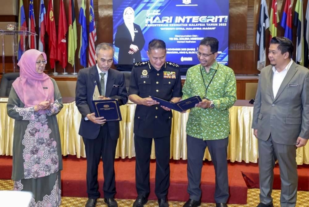 
Dr Zaliha (kiri) dan Lukanisman (kanan) menyaksikan Ahmad Khusairi memeriksa Ikrar Bebas Rasuah yang ditandatangani Ketua Setiausaha KKM, Datuk Seri Ir Dr Zaini Ujang (dua dari kanan) dan Ketua Pengarah Kesihatan, Datuk Dr. Muhammad Radzi Abu Hassan (dua dari kiri) pada majlis Sambutan Hari Intergriti KKM 2023 "Intergriti Citra, Malaysia Madani" di KKM pada Rabu. - Foto Bernama