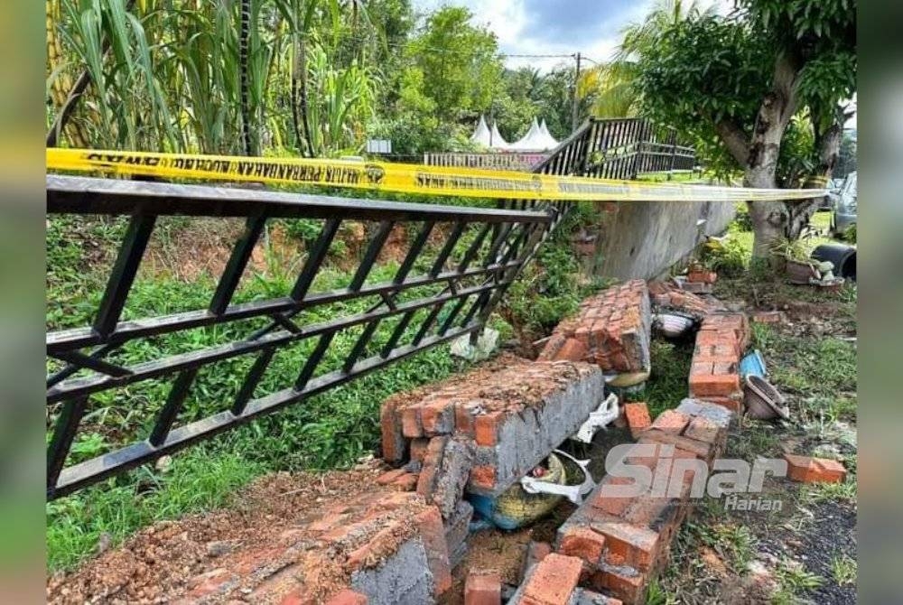 Runtuhan tembok penghadang taman permainan di Rumah Rakyat Gunung Lambak.