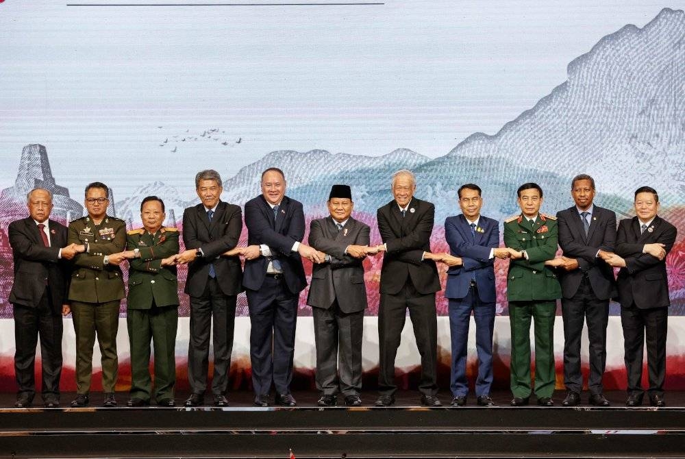 Mohamad Hasan (empat dari kiri) bergambar bersama menteri dan setiausaha pertahanan negara ASEAN ketika Mesyuarat Menteri Pertahanan (ADMM) di Jakarta pada Rabu. - Foto AFP