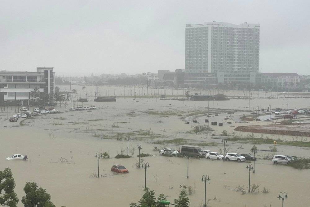 Keadaan banjir di wilayah tengah Vietnam susulan hujan lebat sejak awal minggu ini. - Foto Agensi