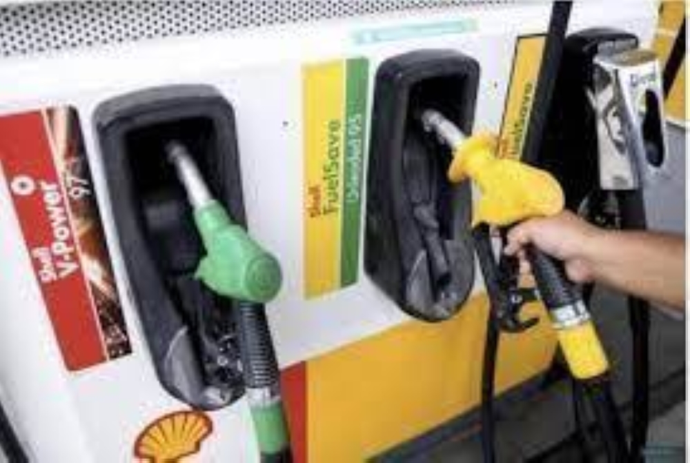 Harga runcit RON97 dan RON95 serta diesel kekal masing-masing pada RM3.47, RM2.05 dan RM2.15 seliter. - Gambar hiasan