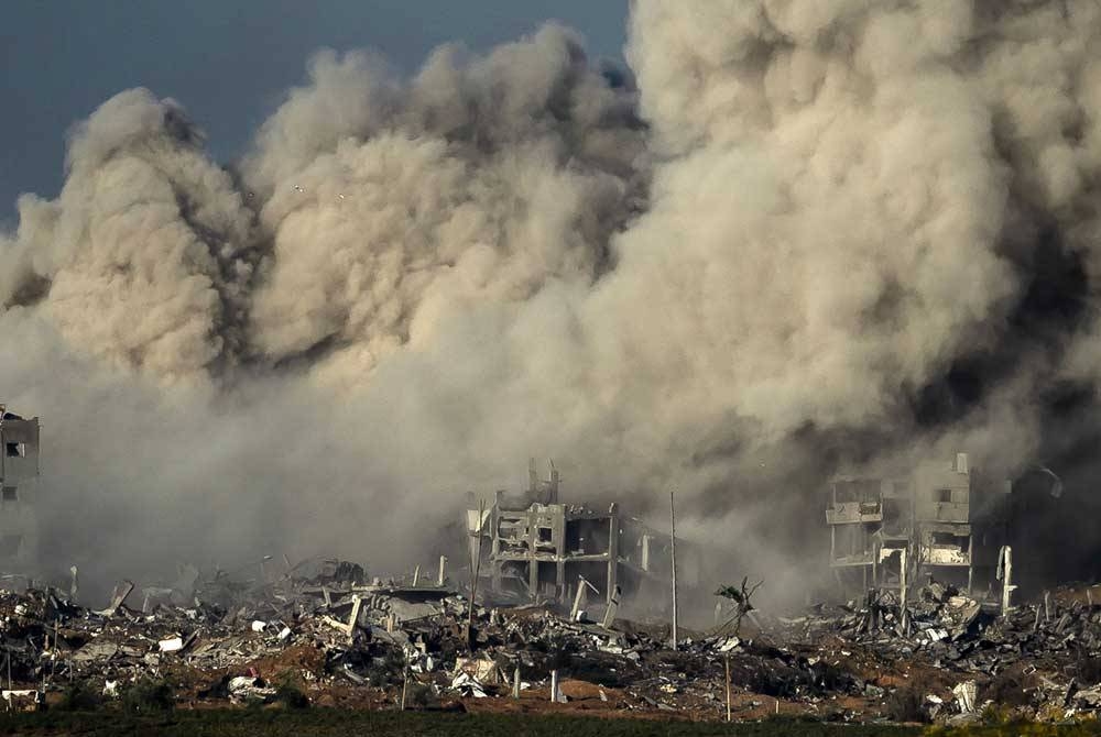 Asap berkepul-kepul susulan pengeboman tentera Israel di utara Semenanjung Gaza pada Rabu, di tengah-tengah pertempuran berterusan antara Israel dan pejuang Hamas. - Foto AFP