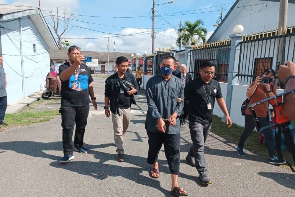 Khairul Anuar (dua dari kanan) didakwa di Mahkamah Majistret Jerantut atas pertuduhan mengemukakan sijil nikah yang mengandungi maklumat palsu semasa pendaftaran kelahiran anaknya. - Foto JPN Pahang