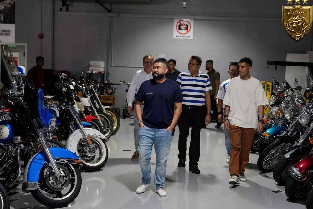 Tunku Ismail (depan, kiri) bersama Hafizh Syahrin meninjau garaj motosikal miliknya. - Foto Facebook Johor Southern Tigers