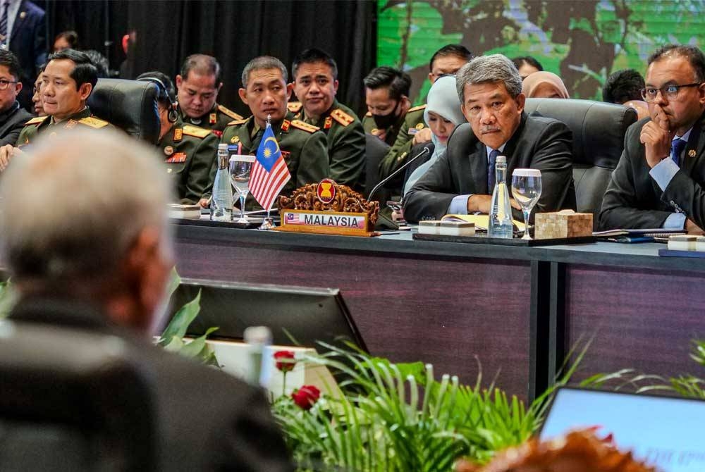 Mohamad memimpin delegasi Malaysia menghadiri Mesyuarat Menteri-Menteri Pertahanan ASEAN ke-17 (ADMM) dan ADMM Plus ke-10 selama dua hari bermula hari ini. - Foto Bernama