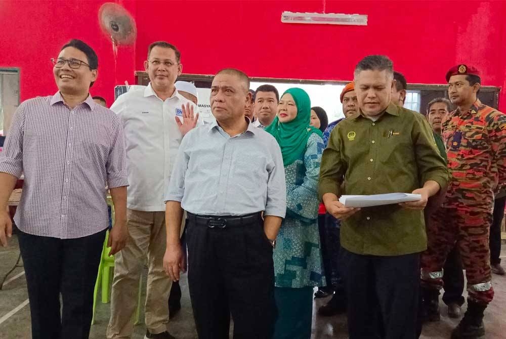 Saarani (tengah) meninjau keadaan mangsa banjir yang ditempatkan di PPS Serbaguna Chikus pada Rabu.