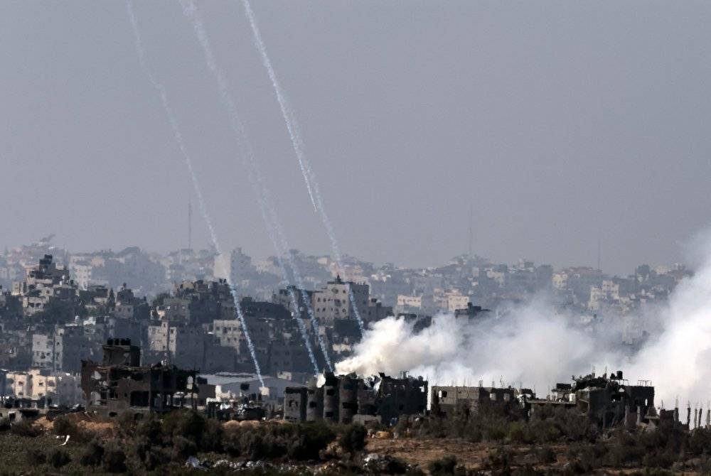 Kelihatan asap berkepul-kepul akibat pengeboman tentera Israel di utara Semenanjung Gaza pada Rabu, di tengah-tengah pertempuran berterusan antara Israel dan pejuang Hamas. - Foto AFP