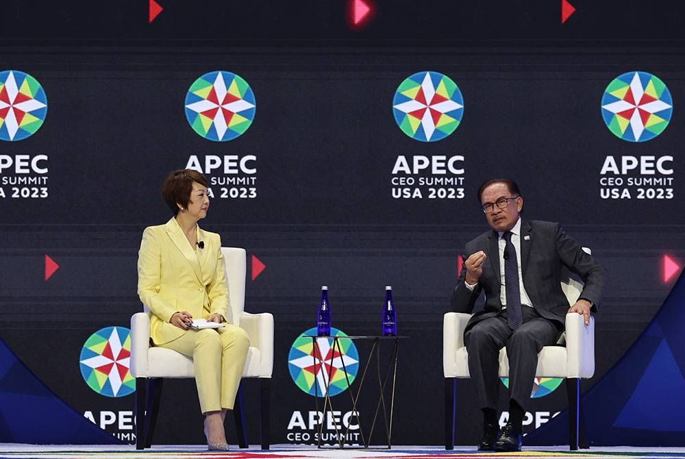 Anwar (kanan) ketika sesi soal jawab di Sidang Kemuncak Ketua Pegawai Eksekutif APEC Ke-30 di San Francisco pada Rabu. - Foto: Bernama