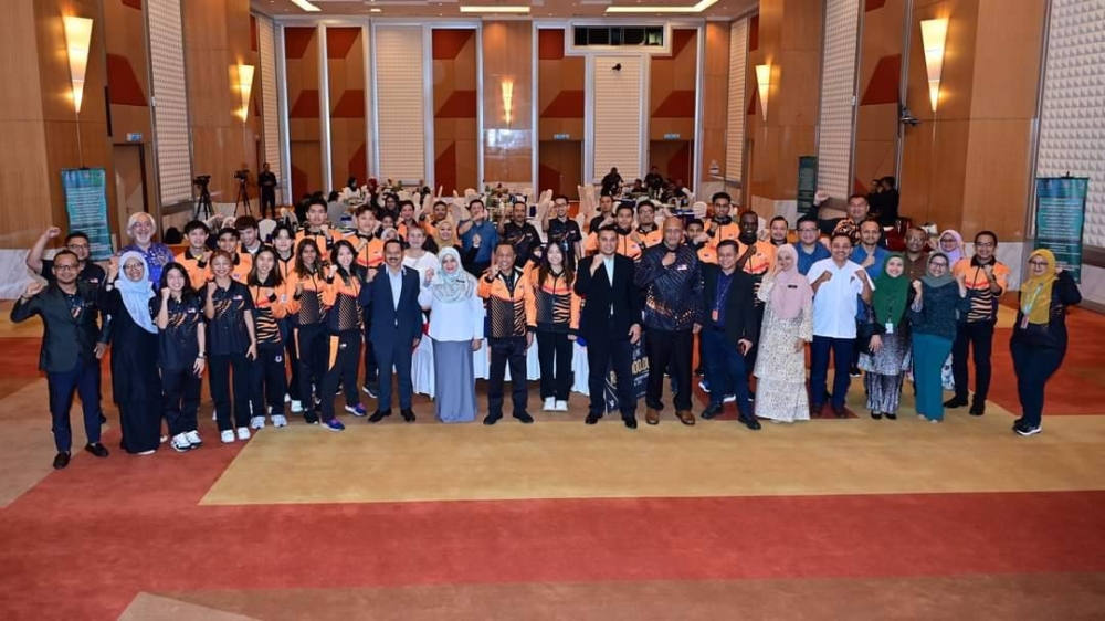 Pekan bersama Timbalan Menteri Pendidikan Tinggi, Datuk Mohammad Yusof Apdal ketika meraikan atlet-atlet cemerlang pada Universiade Chengdu 2023 di Putrajaya. Foto: Sukan IPT