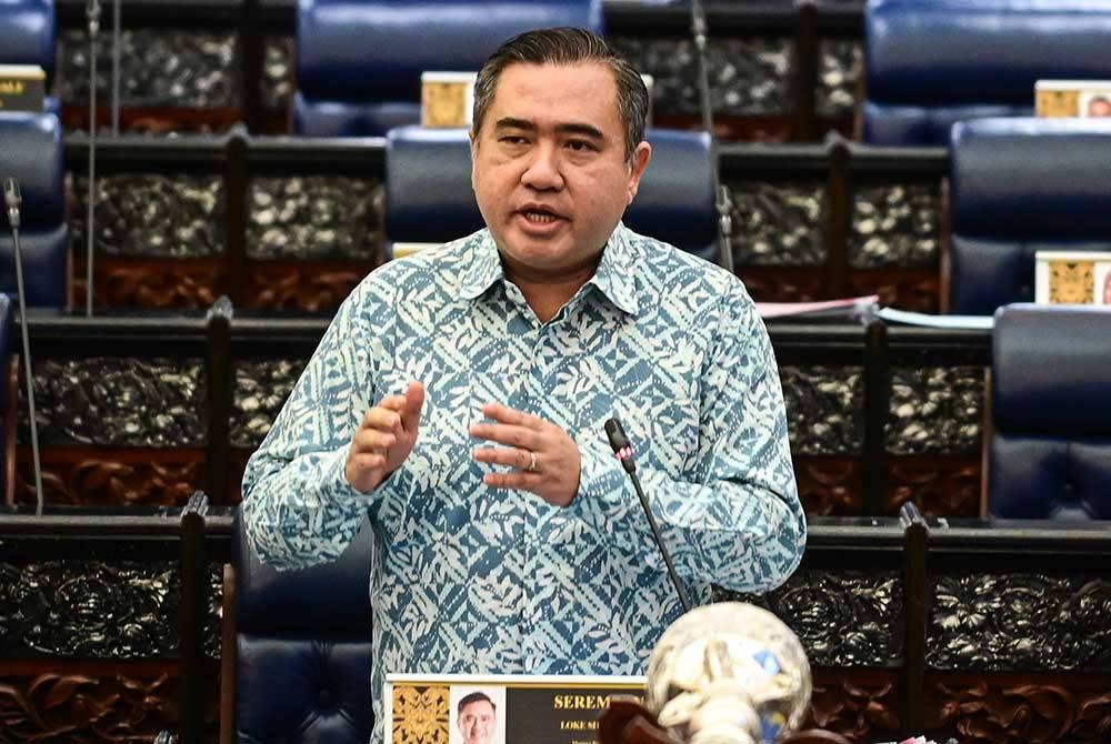 Anthony Loke menjawab soalan pada waktu pertanyaan-pertanyaan menteri di Dewan Rakyat pada Khamis. - Foto Jabatan Penerangan Malaysia