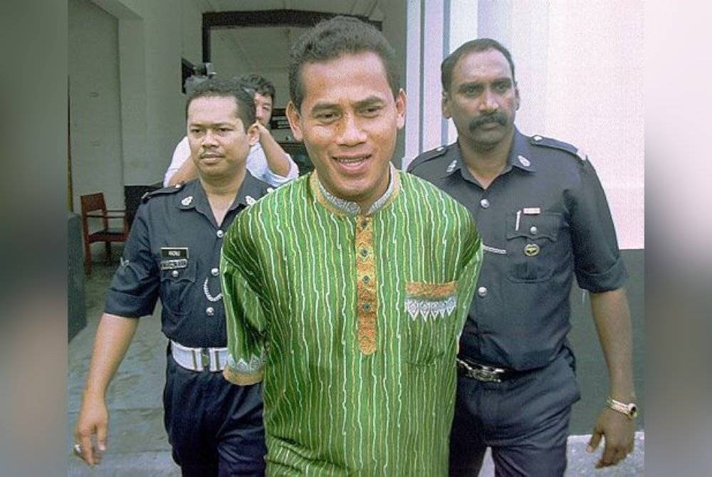 Lans Koperal Mohamed Ya’cob Demyati dibawa ke Mahkamah Persekutuan pada tahun 2011, bagi mengetepikan sabitan dan hukuman gantung, kerana membunuh Along Spoon, 23 tahun lalu.