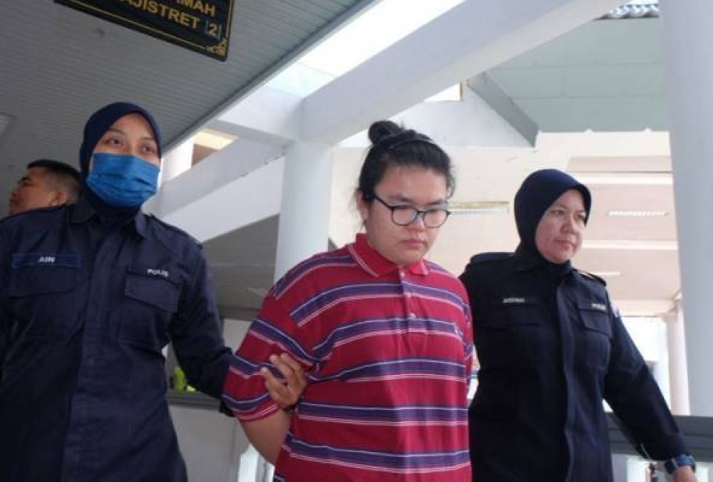 Goh Min Xiu, 25, membuat pengakuan bersalah atas dua pertuduhan yang dibacakan terhadapnya di Mahkamah Majistret Ayer Keroh. - Foto / Astro AWANI