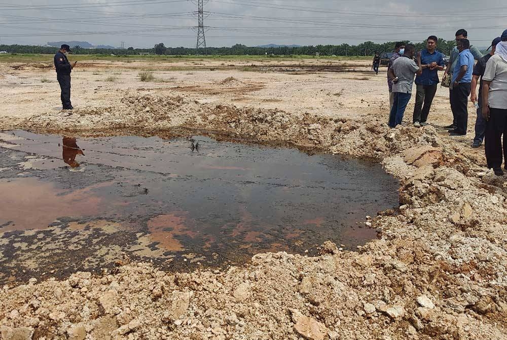 Tumpahan sisa minyak oleh pihak tidak bertanggungjawab di tanah lapang kawasan perindustrian Bukit Kapar pada Khamis.