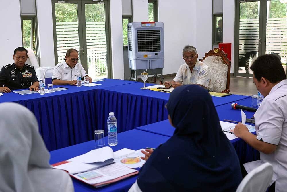 Yang di-Pertuan Agong Al-Sultan Abdullah Ri&#039;ayatuddin Al-Mustafa Billah Shah berangkat ke Taklimat Persediaan Monsun Timur Laut Negeri Pahang di Taman Negeri Rompin hari ini. - Foto Bernama