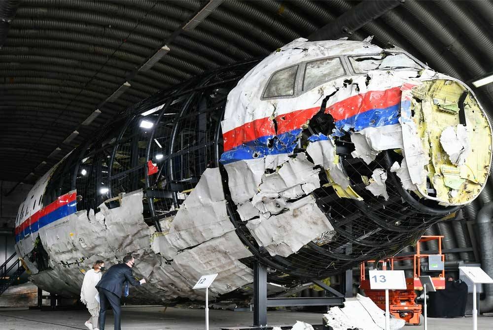 Bangkai pesawat MH17 yang jatuh ditembak di timur Ukraine sehingga mengorbankan kesemua 298 penumpang dan kru penerbangan itu pada 17 Julai 2014.