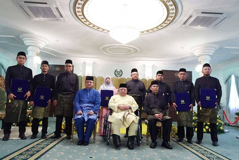 Tuanku Syed Sirajuddin berkenan bergambar kenangan bersama tujuh Exco negeri pada Istiadat Pelantikan dan Mengangkat Sumpah Jawatan Ahli-Ahli Majlis Mesyuarat Kerajaan Negeri Perlis di Istana Arau, pada Khamis.