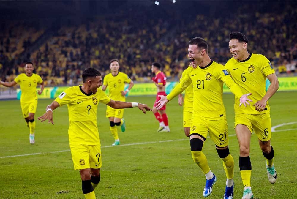 Pemain Harimau Malaya meraikan jaringan Dion Johan Chai Cools (dua dari kanan) pada perlawanan Kumpulan D bagi Kelayakan Piala Dunia 2026 dan Piala Asia 2027 di antara Malaysia menentang Kyrgyzstan di Stadium Nasional Bukit Jalil malam ini. - Foto Bernama