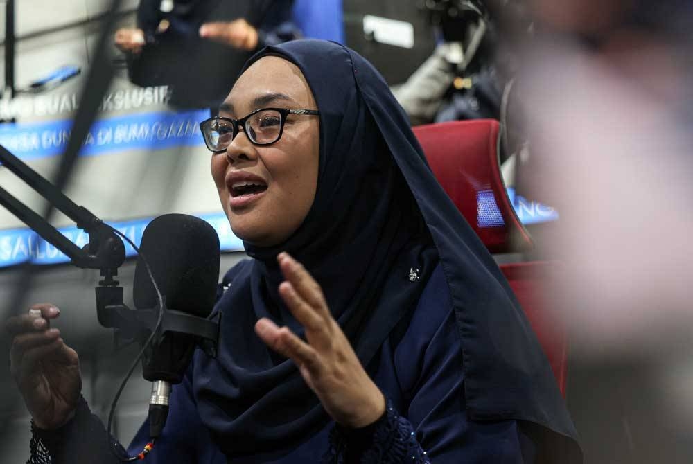 Nurul Ain menceritakan pengalamannya pada temu bual eksklusif ‘Seksa Dunia di Bumi Gaza’ bersama Bernama Radio di Wisma Bernama hari ini. Foto Bernama