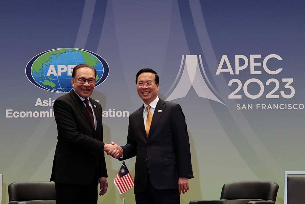 Anwar dan Van Thuong mengadakan pertemuan dua hala di luar acara Mesyuarat Pemimpin Ekonomi APEC ke-30 di San Francisco pada Khamis. - Foto: Bernama