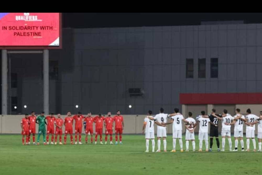 Pemain Palestin dan Lubnan berdiam diri seketika untuk mangsa konflik Palestin-Israel, sebelum sepak mula kelayakan Piala Dunia 2026 di Sharjah. - Foto: AFP