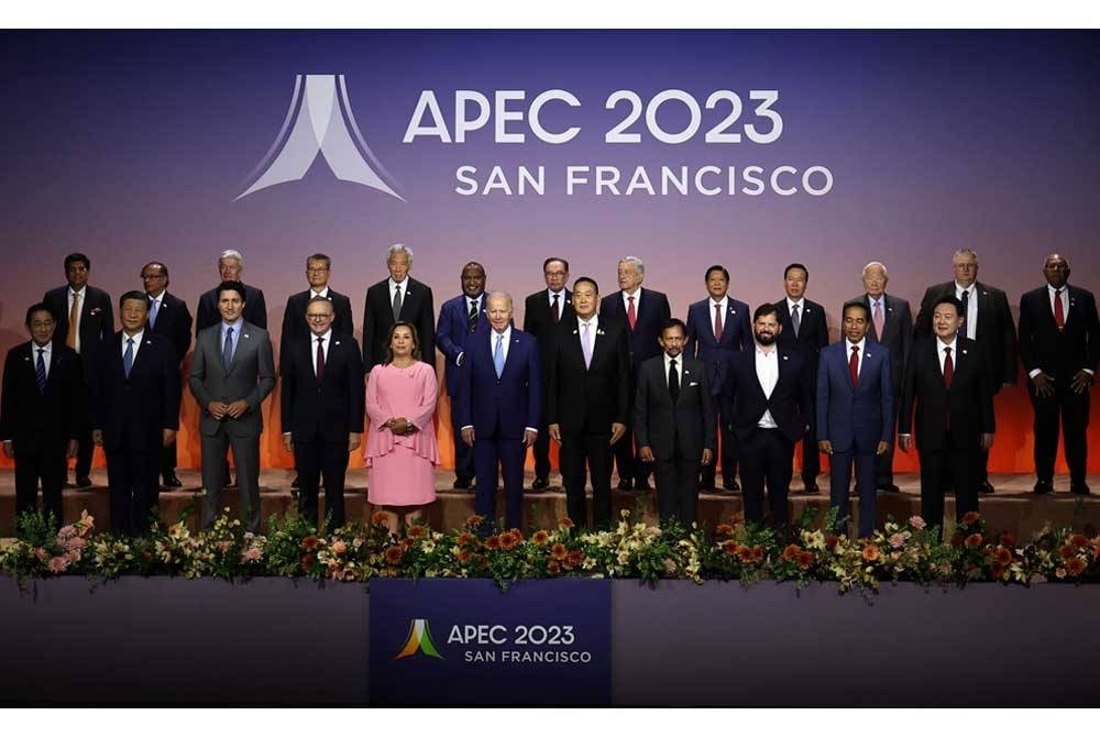 Anwar (baris kedua, tengah) bersama 21 pemimpin negara anggota ekonomi APEC ketika sesi bergambar pada Mesyuarat Pemimpin Ekonomi APEC ke-30 di San Francisco. - Foto: Bernama