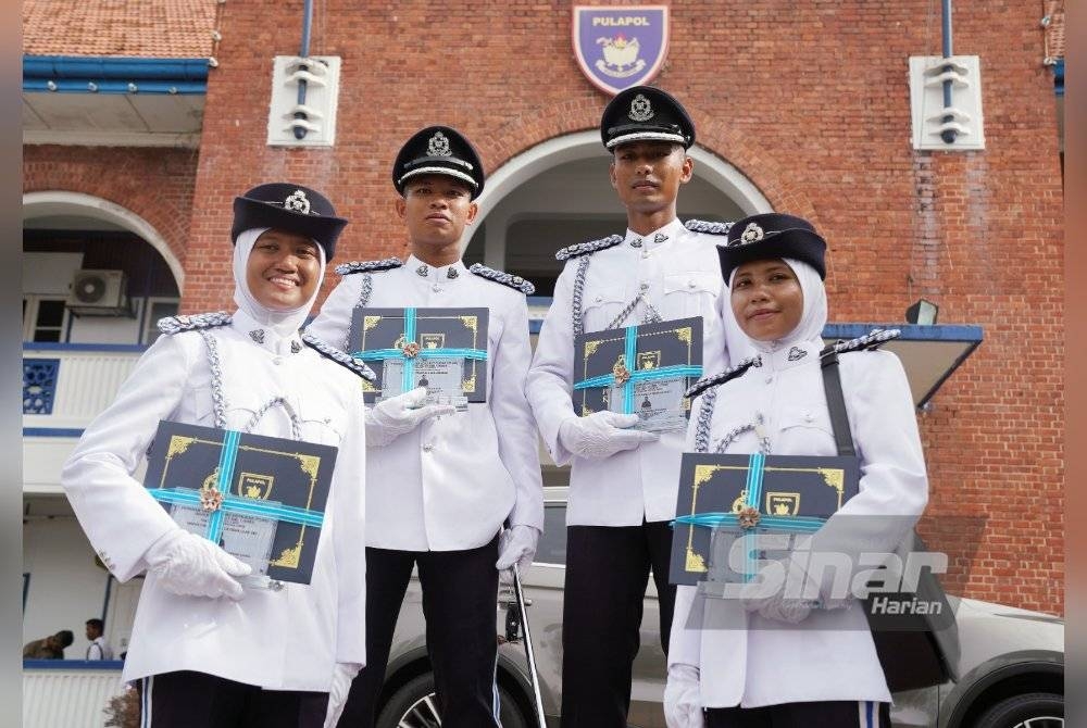 Khairul Anwar (dua kiri), Amir Faris bergambar bersama pelatih lain yang menerima pelatih terbaik dalam Program Latihan Asas Kepolisan Inspektor Pelatih Siri 1/2023 di Pulapol, Kuala Lumpur pada Jumaat. - Foto Sinar Harian ROSLI TALIB