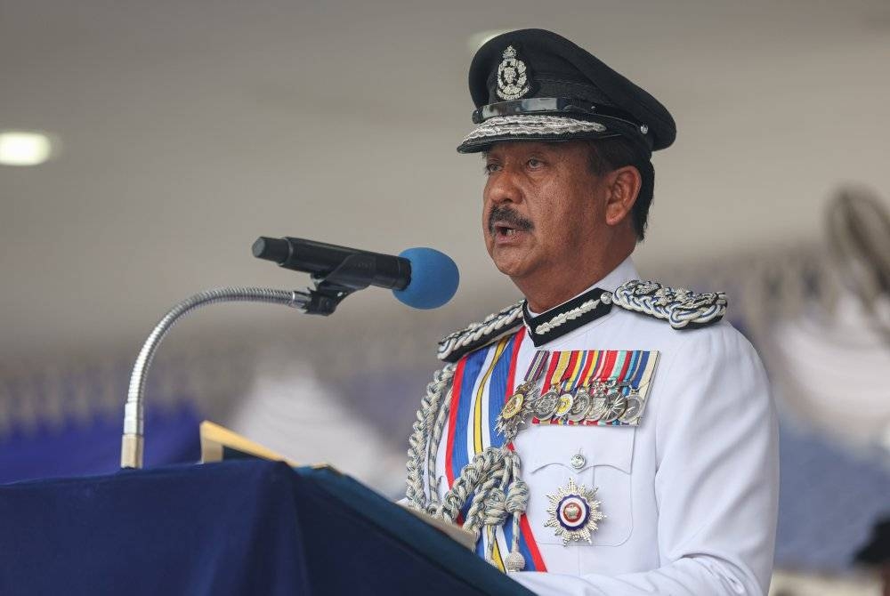 Ketua Polis Negara Tan Sri Razarudin Husain menyampaikan ucapan pada Majlis Perbarisan Tamat Latihan Program Latihan Asas Kepolisan (PLAK) Inspektor Pelatih Siri 1/2023 di Pusat Latihan Polis (Pulapol) Kuala Lumpur pada Jumaat. - Foto Bernama