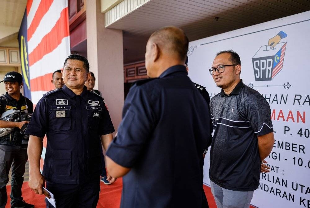 Mazli Mazlan (dua dari kiri) ketika melakukan tinjauan menjelang hari penamaan calon esok di Pusat Penamaan Calon PRK) Kemaman di Dewan Berlian Utama, Majlis Perbandaran Kemaman, pada Jumaat. - Foto Bernama