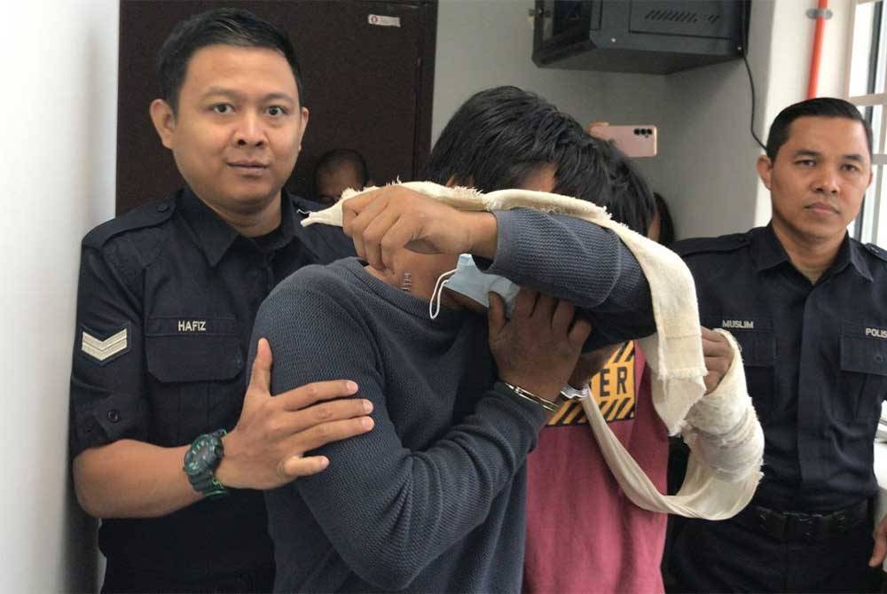 Mohamad Hafiz (dua dari kiri) dan abangnya, Ahmad Fazrin dibawa keluar dari Mahkamah Sesyen atas pertuduhan merompak lima wanita di sekitar Ipoh, Oktober lalu.