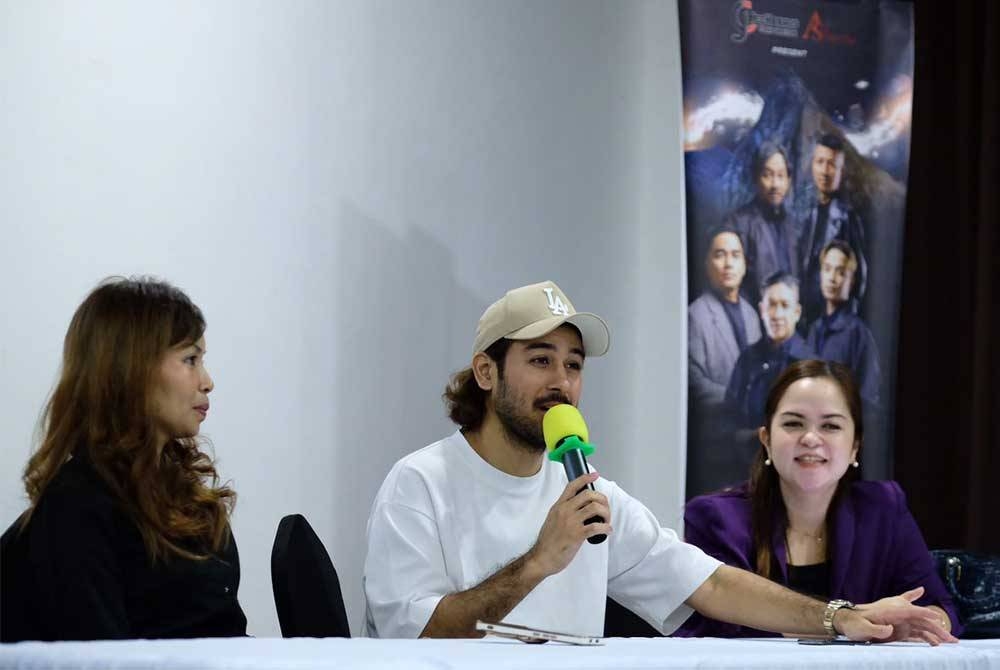 Haris (tengah) ketika mengadakan sidang akhbar secara dalam talian bersama bersama Pasha vokalis Ungu di ITCC, Penampang.