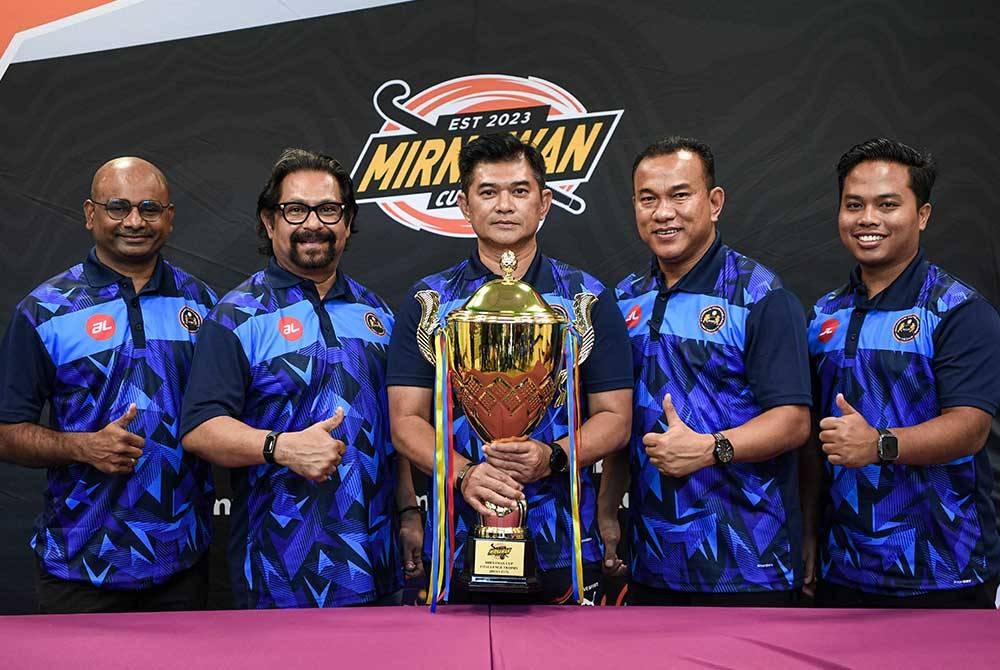 Pengurus Pasukan Kebangsaan Datuk Mirnawan Nawawi (tengah) bergambar bersama Piala Mirnawan pada sidang media menjelang Kejohanan Antarabangsa Piala Mirnawan Edisi Kedua di Stadium Hoki Nasional Bukit Jalil hari ini. Foto Bernama