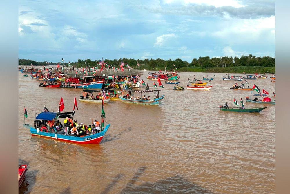 Bot nelayan laut dalam dan darat turut menyertai perarakan.