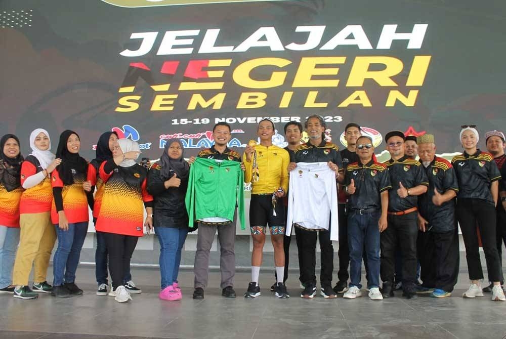 Azim (tujuh dari kiri) pemenang Peringkat Kedua Jelajah Negeri Sembilan 2023, dari Bandar Baru Nilai ke Tampin pada Jumaat.