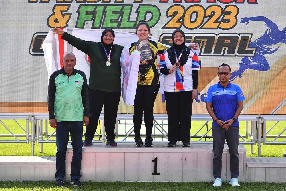 Queenie pemenang pingat emas bersama pemenang perak, Nani Sahirah dan pemenang gangsa, Nor Syazwani pada Kejohanan Olahraga IPT 2023 (Grand Final) pada Jumaat.
FOTO: Sukan IPT