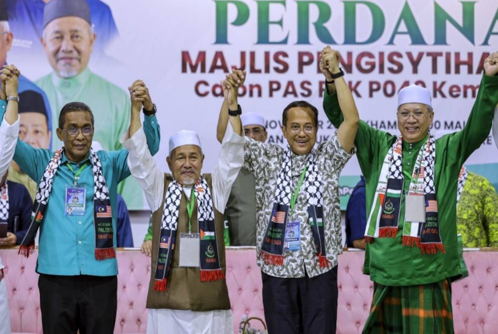 Ahmad Samsuri (dua dari kanan) bersama Timbalan Presiden Pas, Datuk Seri Tuan Ibrahim Tuan Man (dua dari kiri) ketika Majlis Pengisytiharan Calon Pas bagi Pilihan Raya Kecil Parlimen Kemaman di Kemaman Arena Square pada Jumaat. - Foto Bernama