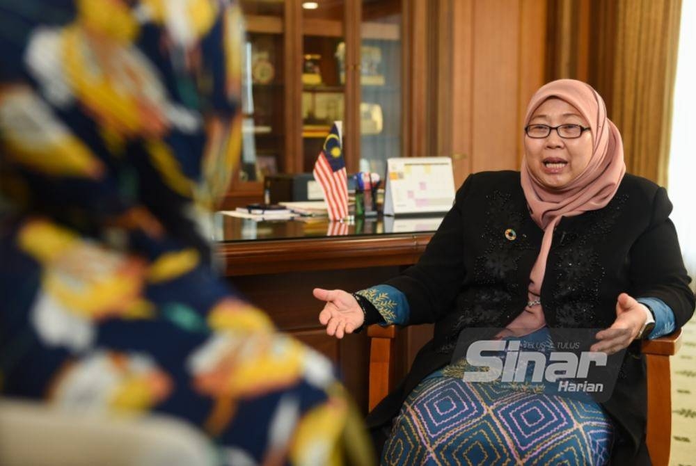 Fauziah ketika diwawancara Sinar Harian di pejabat KPDN, Putrajaya. - FOTO SINAR HARIAN/ MOHD RAFIQ REDZUAN HAMZAH