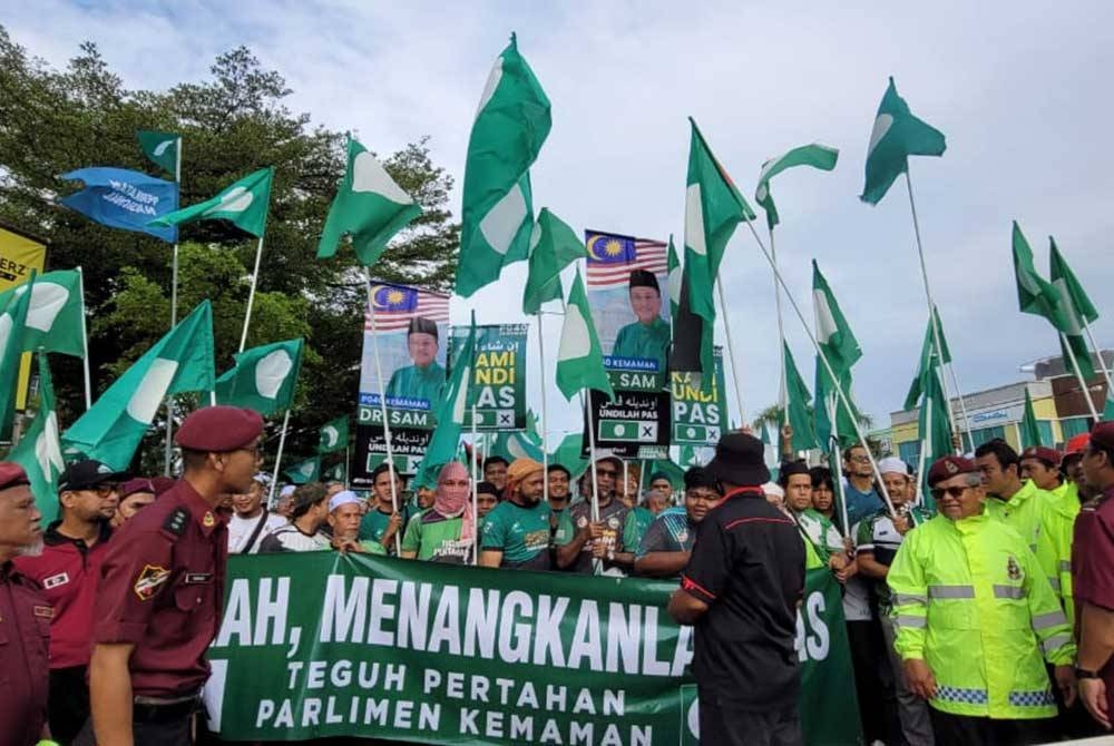 Penyokong mula berhimpun sejak jam 8 pagi di Pusat Penamaan Calon di Dewan Berlian Utama, Majlis Perbandaran Kemaman bagi mengiringi calon parti masing-masing.