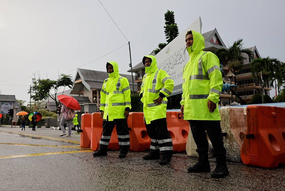 Anggota Polis Diraja Malaysia (PDRM) berkawal di sekitar Pusat Penamaan Calon Pilihan Raya Kecil (PRK) Parlimen P.040 Kemaman, bertempat di Dewan Berlian Utama, Majlis Perbandaran Kemaman hari ini. - Foto Bernama